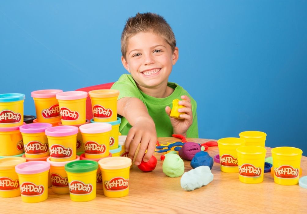 Kích thích đôi tay khéo léo và óc sáng tạo cho bé bằng đồ chơi bột nặn Play-doh an toàn