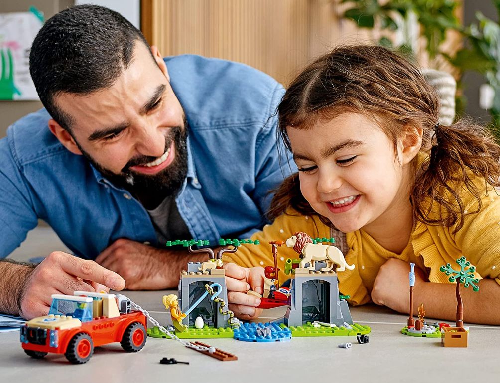 Bé mê say khám phá các bộ đồ chơi LEGO cứu hộ độc đáo