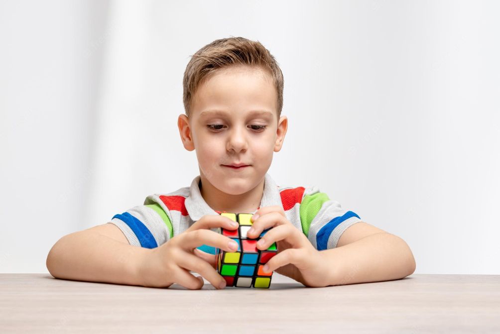 Những lợi ích tuyệt vời của đồ chơi Rubik cho bé