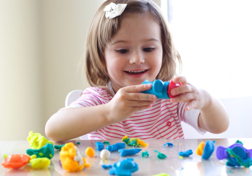 Tăng trí tưởng tượng và sự khéo léo của bé với các hộp bột nặn PlayDoh sắc màu