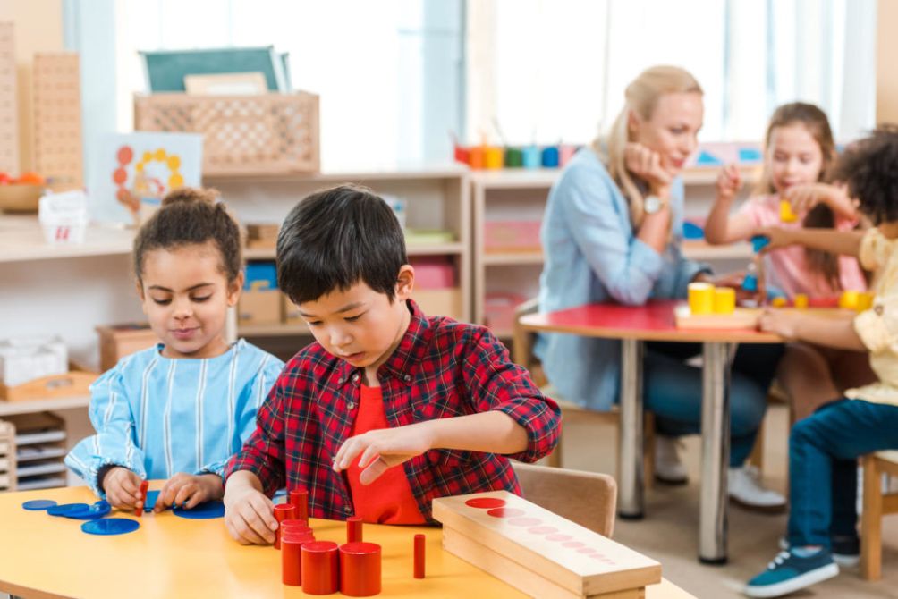 Giúp mẹ tìm hiểu phương pháp Montessori là gì?