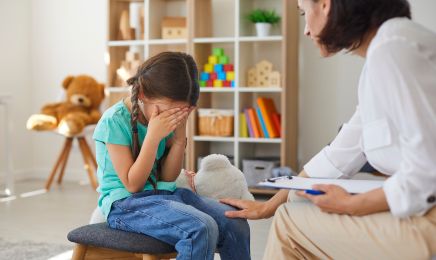 Hướng dẫn ba mẹ cách xử lý khéo léo khi trẻ khóc ăn vạ