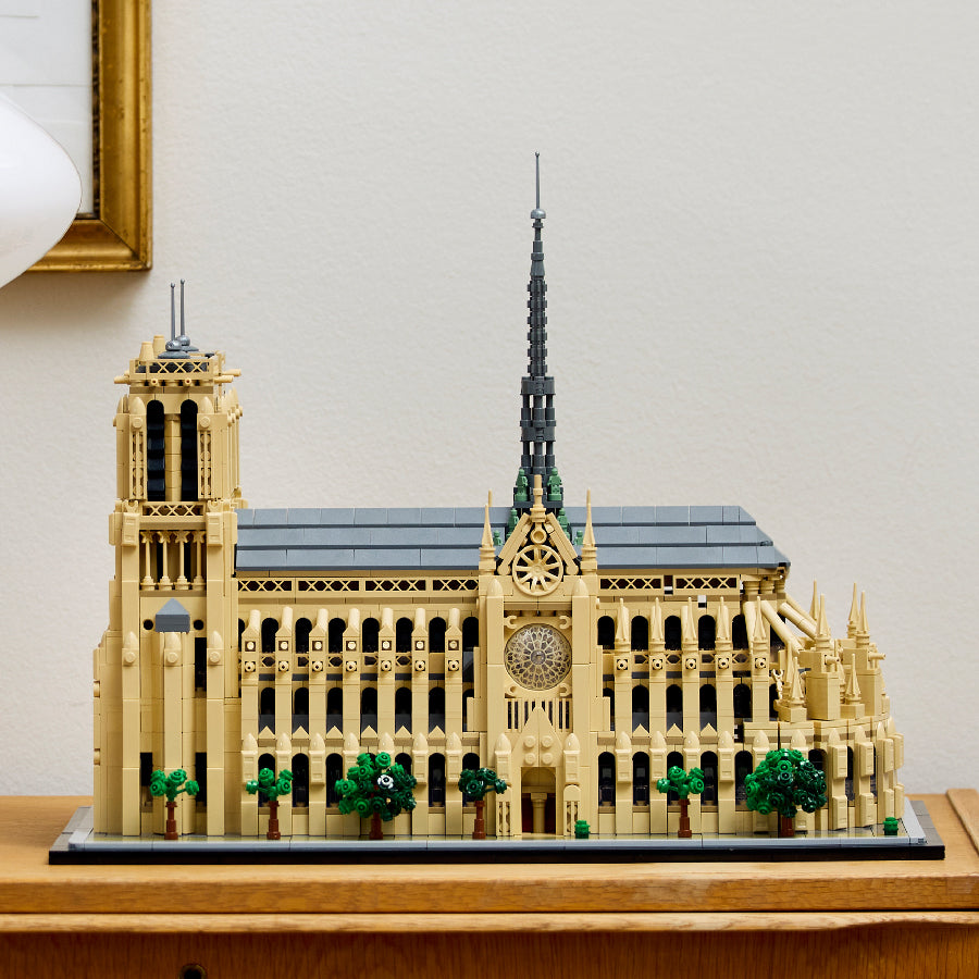 LEGOARCHITECTURE 21061 Notre Dame Cathedral Assembly Toy (4383 parts)