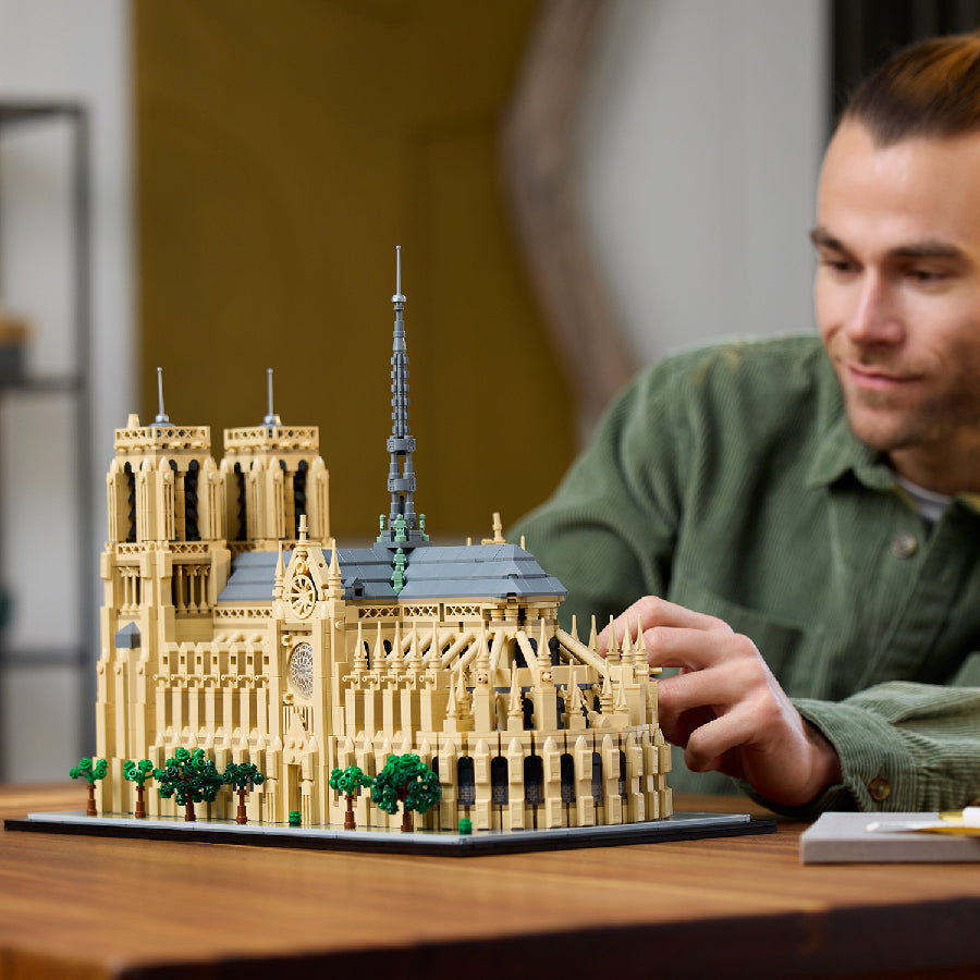 LEGOARCHITECTURE 21061 Notre Dame Cathedral Assembly Toy (4383 parts)