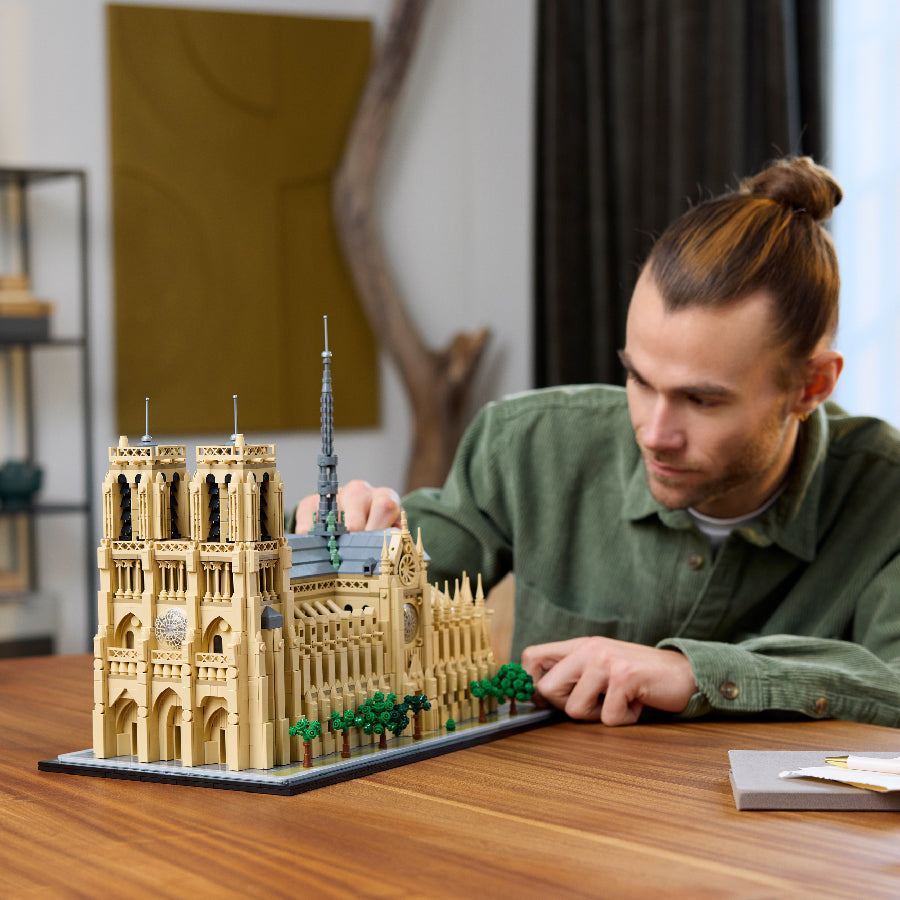 LEGOARCHITECTURE 21061 Notre Dame Cathedral Assembly Toy (4383 parts)