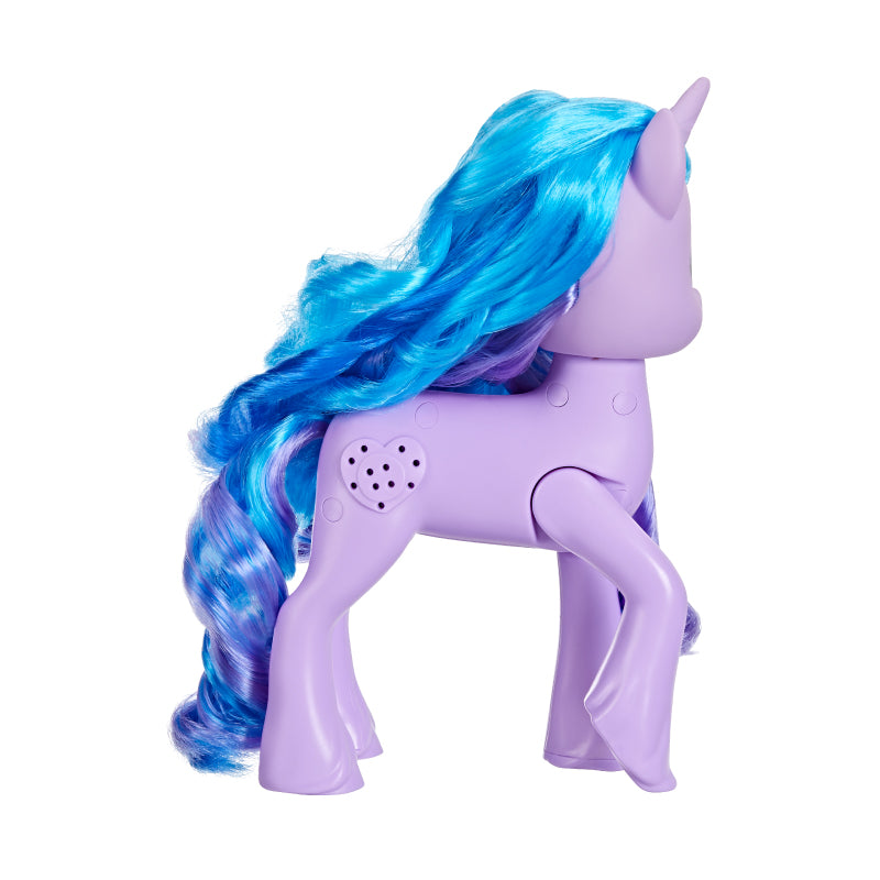 Lovely hairdo with Izzy MY LITTLE PONY F3870